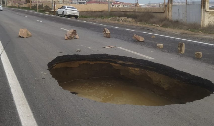 Mazasırdə yol çöküb