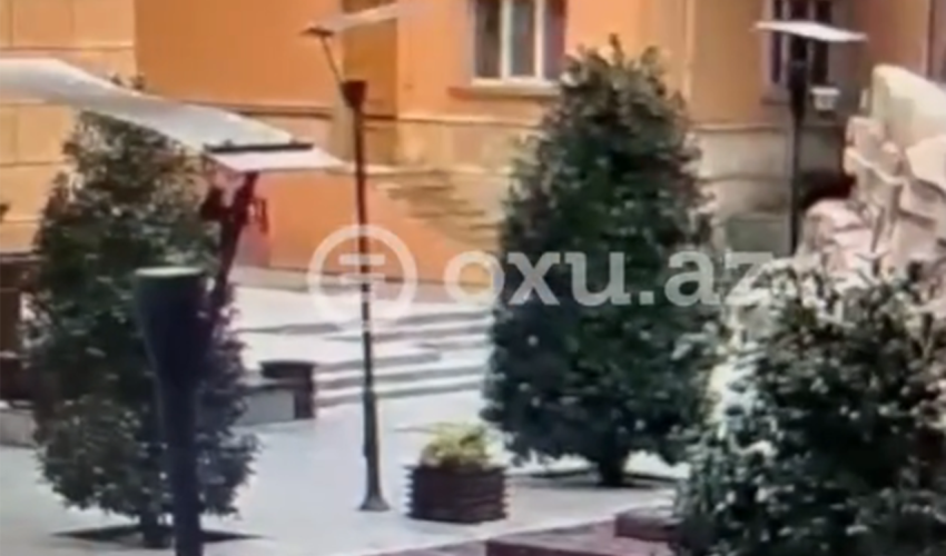 В сети появились кадры вандализма в киноцентре "Низами"