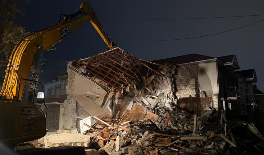 Keşlədə kollektorun üzərində tikilən ev sökülür - <span style=