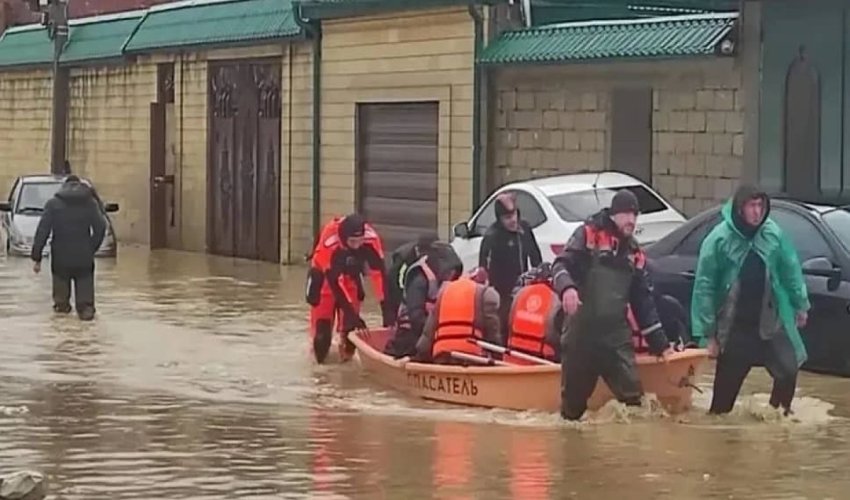 

В Дагестане в результате прорыва дамбы мать и её ребёнок погибли в наводнении
