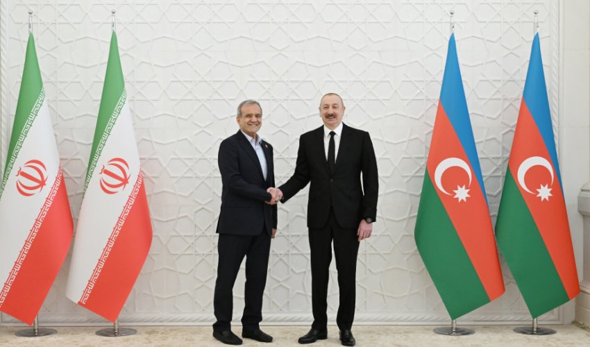 İlham Əliyev Pezeşkiana zəng edib