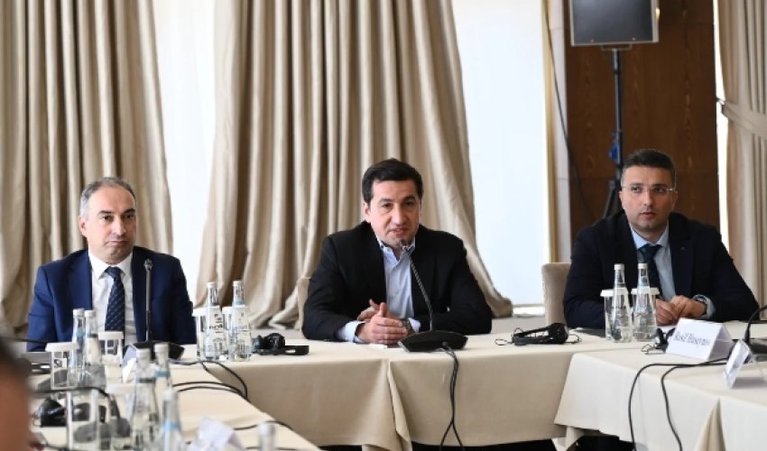 Hikmət Hacıyev Qəbələdə Azərbaycan və Ermənistan vətəndaş cəmiyyətlərinin nümayəndələri ilə görüşüb