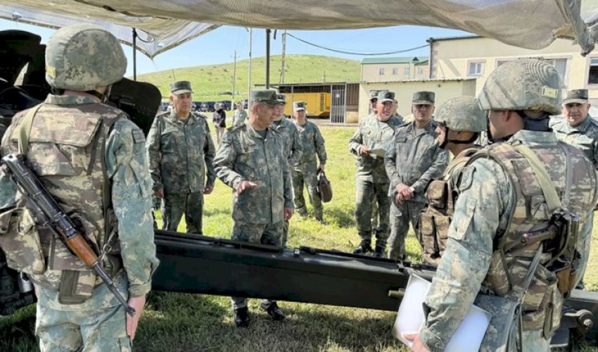 Zakir Həsənov azad olunmuş ərazilərdə xidmət edən şəxsi heyətlə görüşüb