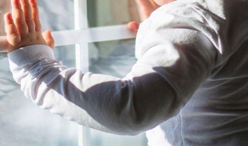 Bakıda üç yaşlı uşaq 4-cü mərtəbədən yıxılaraq ölüb