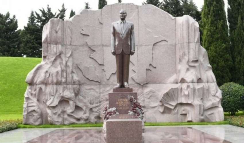 Latvian President pays tribute to National Leader Heydar Aliyev