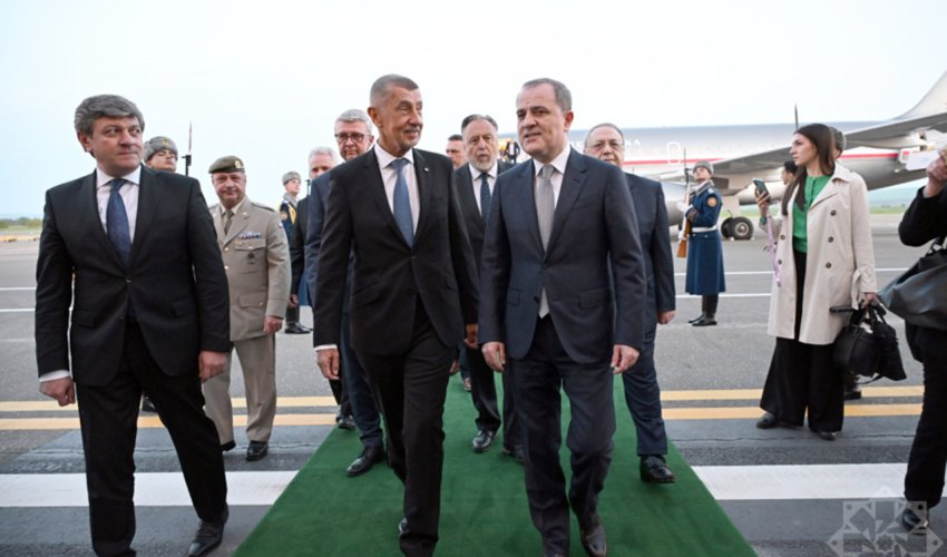 Премьер Чехии прилетел в Габалу