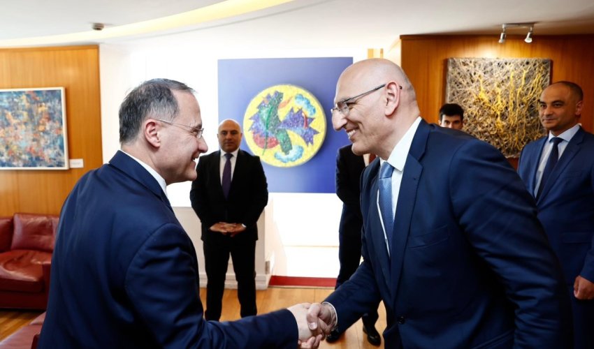 Elçin Əmirbəyov İtaliya XİN rəhbərinin müavini ilə görüşüb