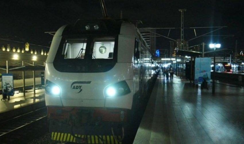 Sərnişin qatarı Tbilisidən Bakıya yola düşüb