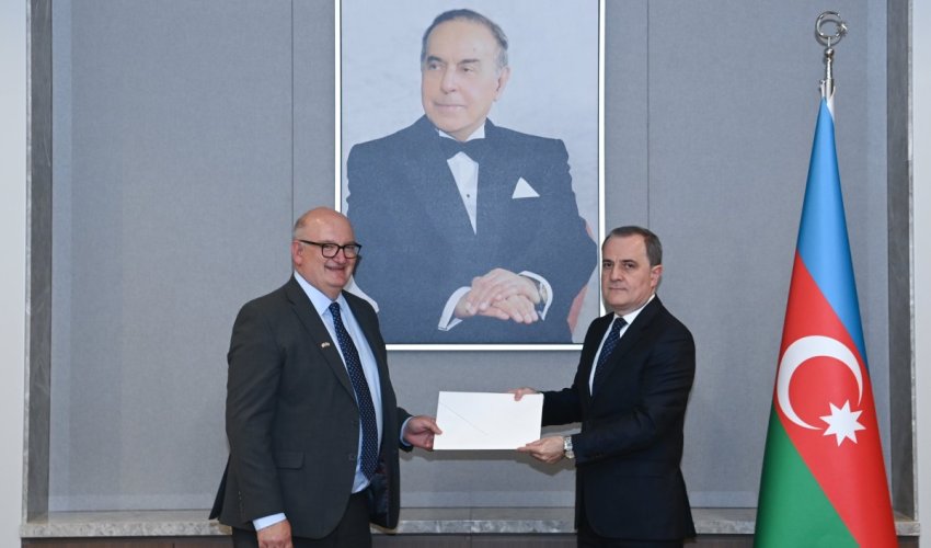 Britaniyanın yeni səfiri etimadnaməsinin surətini Ceyhun Bayramova təqdim edib