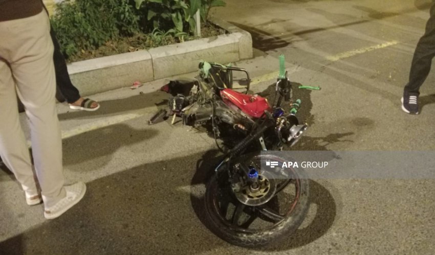 Gəncədə minik avtomobili ilə moped toqquşub, sürücü ölüb