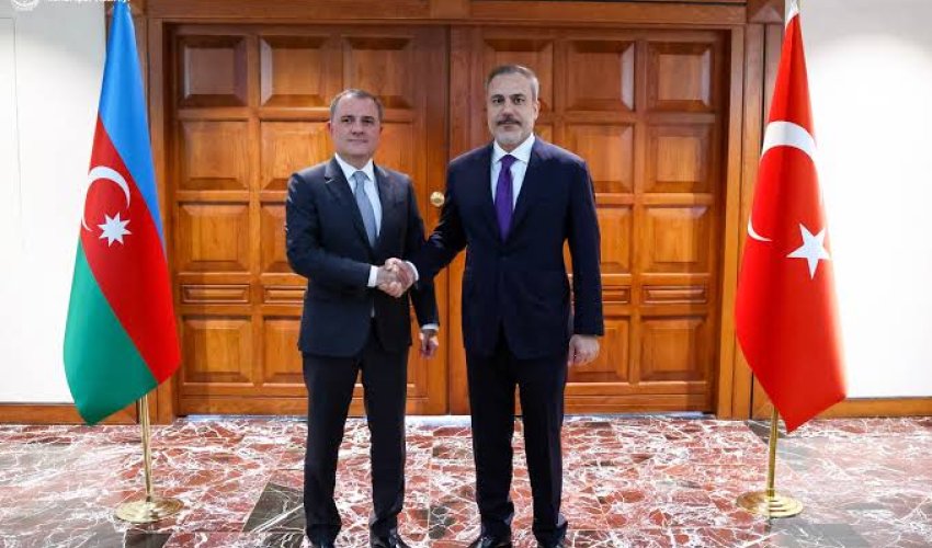Ceyhun Bayramov və Hakan Fidan regiondakı təhlükəsizlik vəziyyətini müzakirə edib
