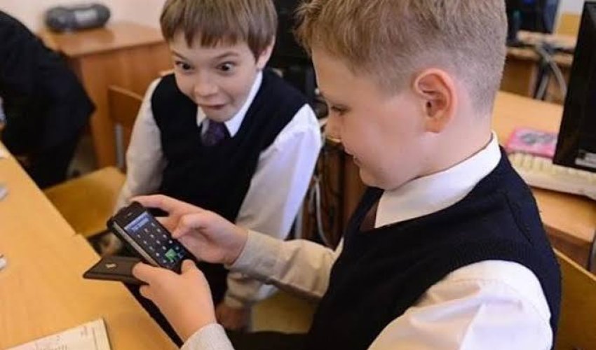 Məktəbə telefon gətirmək olar, istifadə etmək yox - nazir yeni qərarı təsdiq edib