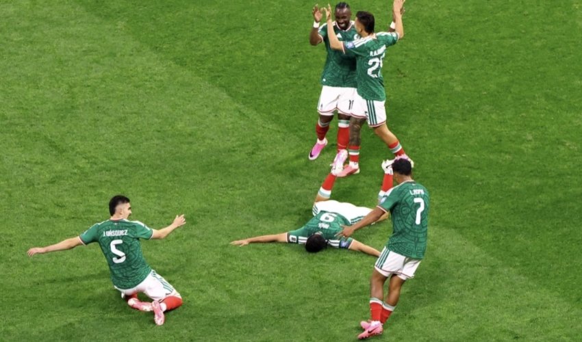 Mexico reach World Cup last 16