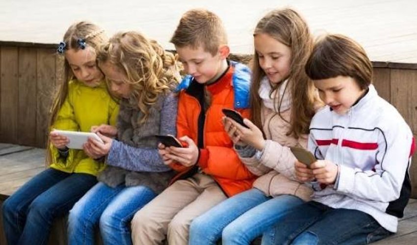 Aİ uşaqlar üçün sosial şəbəkələrə yaş məhdudiyyəti hazırlayır
