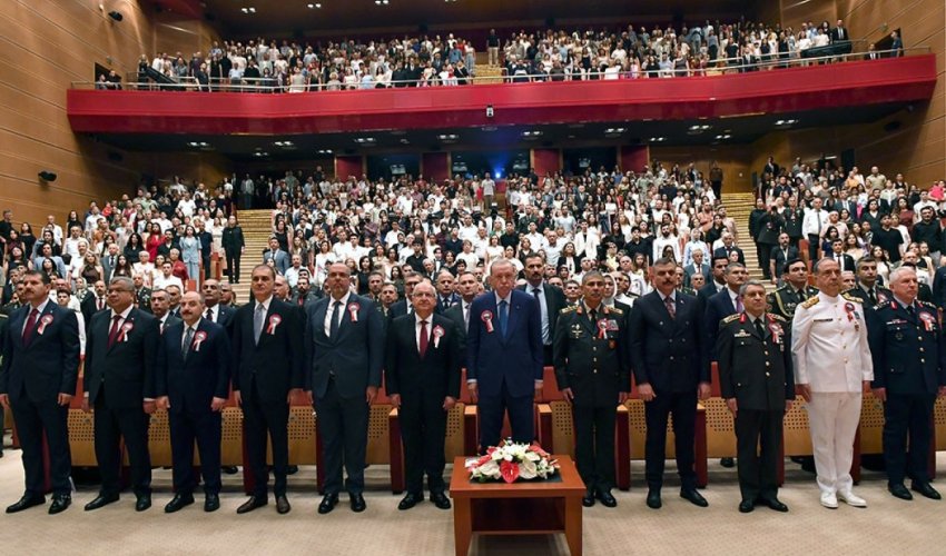 Zakir Həsənov Türkiyədə azərbaycanlı məzunlara diplomlarını təqdim edib