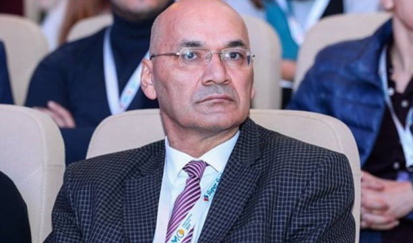 Osman Gündüz məktəblərdə telefonların yığılmasına qarşı çıxıb