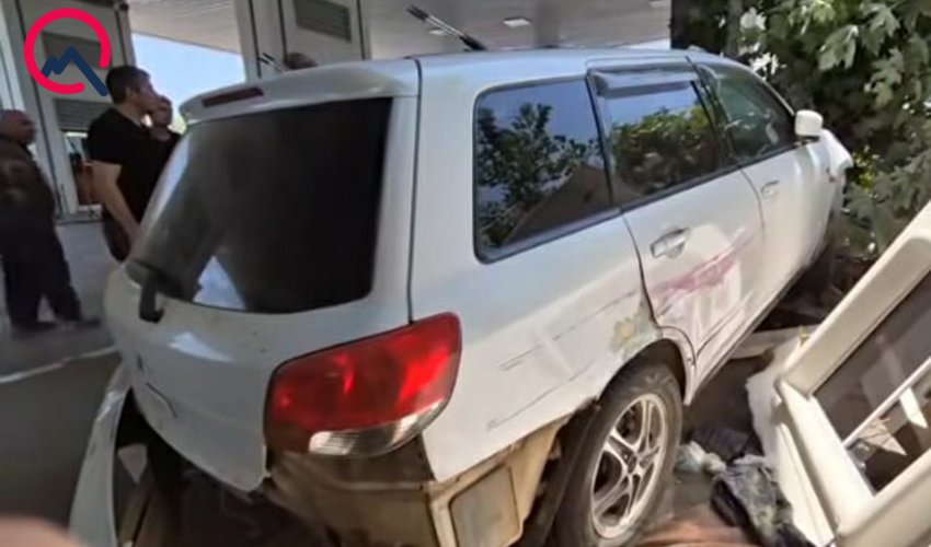 Salyanda "KamAZ"la toqquşan avtomobil yanacaqdoldurma məntəqəsinə çırpılıb