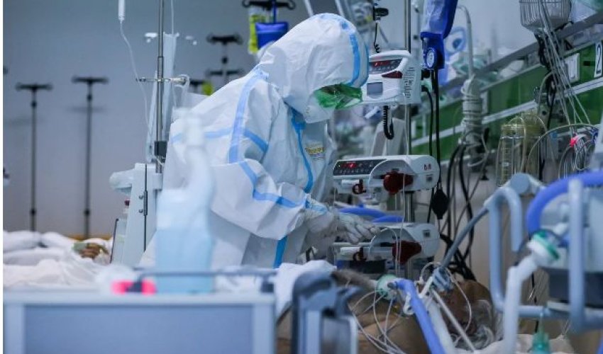 В Баку продолжат выплачивать надбавки медикам, работающим с пациентами с COVID-19