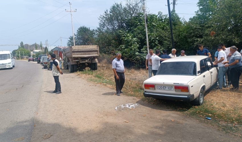 Tovuzda minik avtomobili yük maşınına çırpılıb, bir nəfər xəsarət alıb