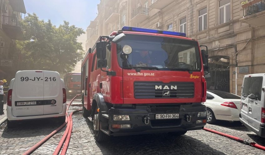 Bakının mərkəzində binada yanğın başlayıb, sakinlər təxliyə edilib