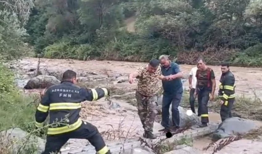В Товузе спасли двух человек, застрявших в реке после схода селя