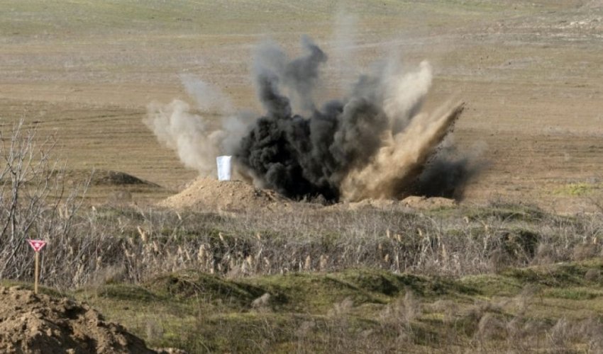 Ağdamda traktor minaya düşüb