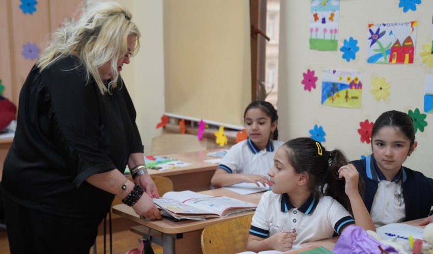 Valideynlərin 63%-i övladından həftədə azı bir dəfə gününün necə keçdiyini soruşur
