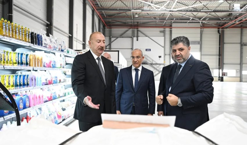 Əliyev Qaradağda kağız və gigiyenik məhsullar müəssisəsinin açılışında iştirak edib