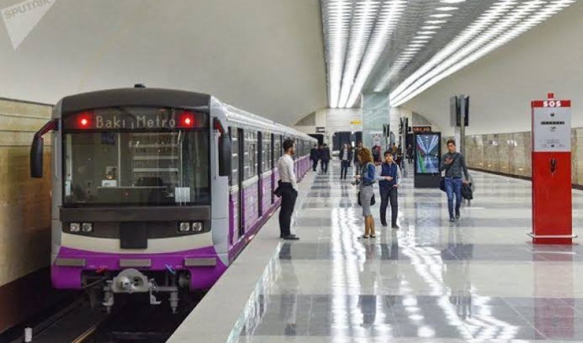 Metroda sərnişin qatar yoluna tullanıb