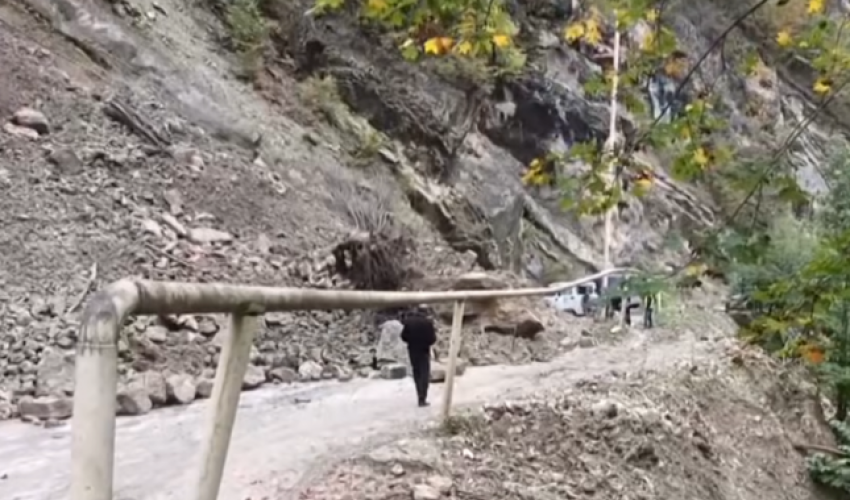 Quba-Xınalıq yolunda sürüşmə baş verib, hərəkət dayanıb - <span style=