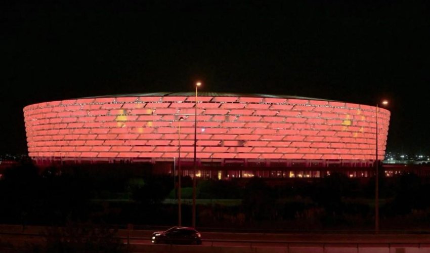 Bakı Olimpiya Stadionu və Heydər Əliyev Mərkəzi Çin bayrağının rəngləri ilə işıqlandırılıb
