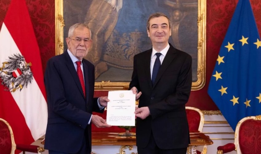 Kamil Xasiyev etimadnaməsini Avstriya Prezidentinə təqdim edib