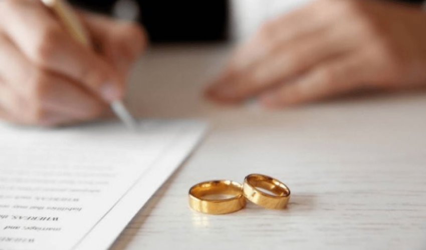Ərinin soyadından imtina edən qadınların sayı artıb - statistika