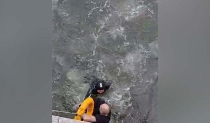 В Баку на бульваре спасли тонувшего в море человека