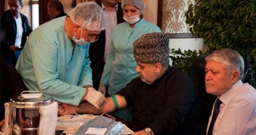 Аллахшукюр Пашазаде сдал кровь - ФОТО