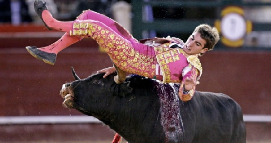 Забег быков в Испании закончился массой пострадавших - ВИДЕО