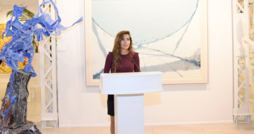 Prezidentin qızları “Zaman və gözəllikdən kənar” sərgisində FOTO