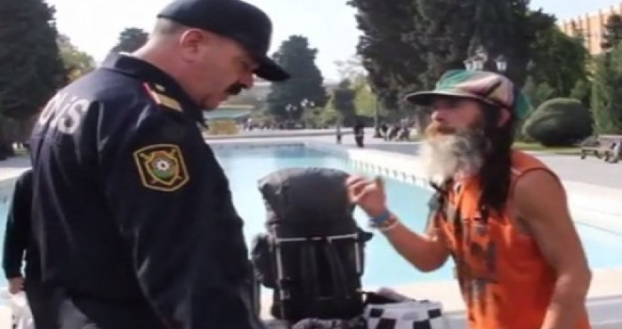 Инцидент между иностранцем и полицейским в Баку - ВИДЕО