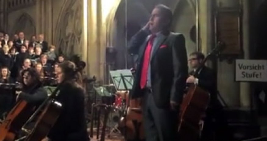 Исполнение азана в церкви  - ВИДЕО