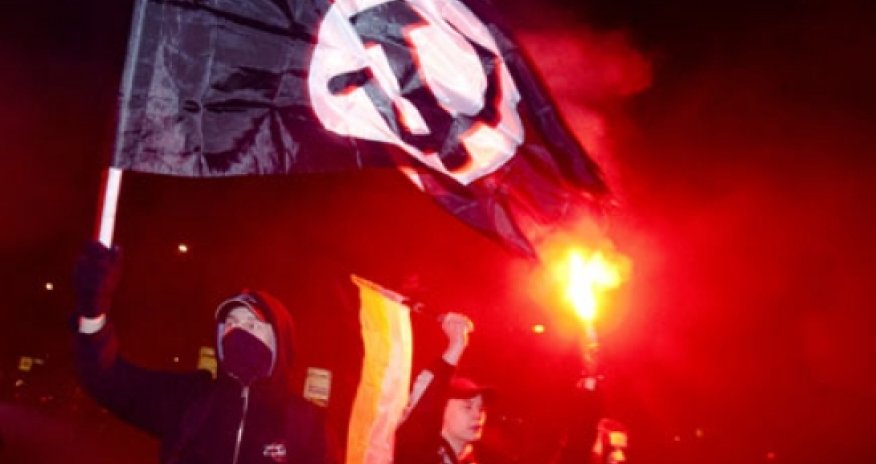 "Другая Россия" атаковала в Лондоне посольство Голландии -ВИДЕО