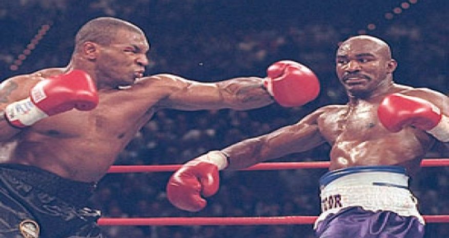 Тайсон вернул откушенное ухо Холифилду -ВИДЕО