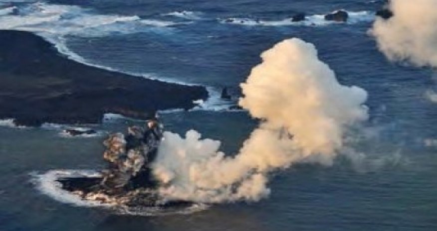 Вулкан подарил Японии новый остров - ВИДЕО