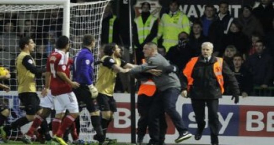 В Англии болельщик напал на вратаря во время матча - ВИДЕО