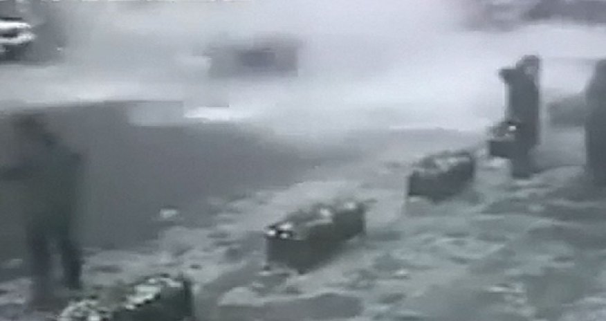 Ледяной сугроб рухнул на движущуюся машину- Шокирующие кадры