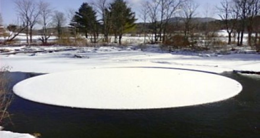 Таинственный вращающийся ледяной диск озадачил американцев -ВИДЕО