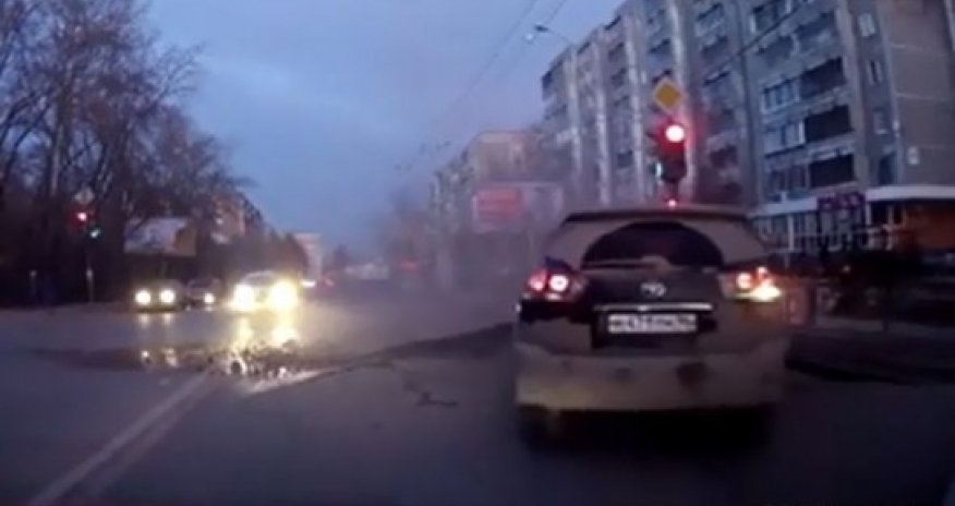 В России можно врезаться даже в дорогу -ВИДЕО