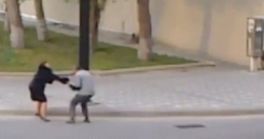 В центре Баку неизвестный мужчина  напал на женщинуВИДЕО