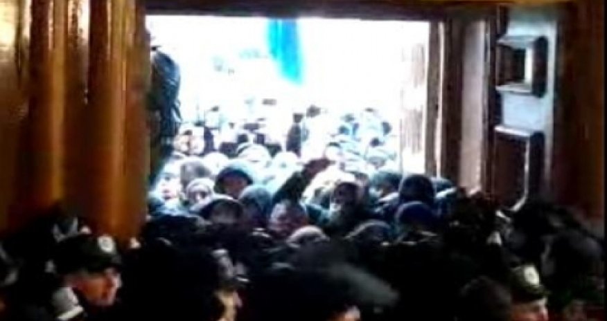 Оппозиция захватила здание мэрии КиеваВИДЕО