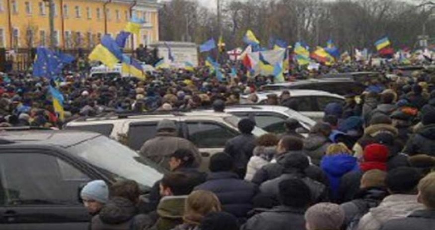 Уüz minlərlə insan Kiyev küçələrinə çıxıb