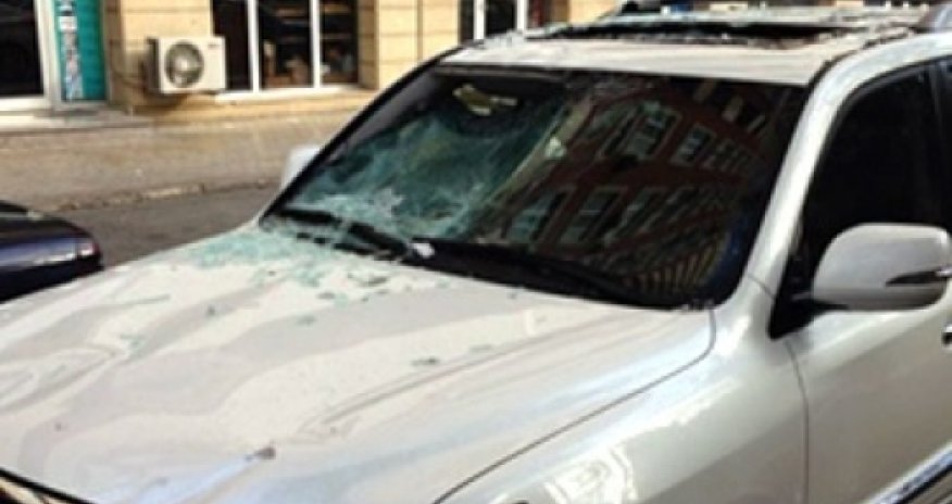Сильный ветер обрушил окно высотки на Lexus популярного певца -ФОТО